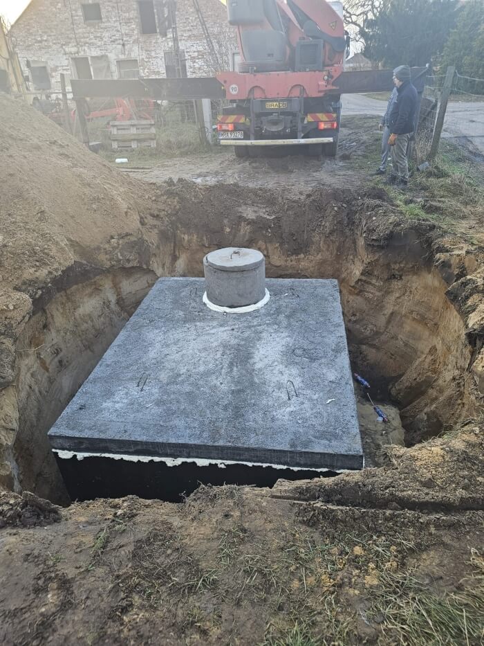 Montáž těsné betonové jímky pomocí jeřábu HDS. Realizace pro klienta z Opava