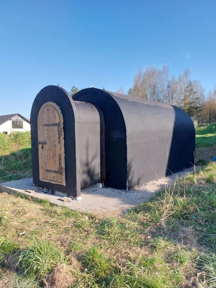 Hotový zahradní sklípek s předsíní, nainstalovaný na pozemku klienta v Opava